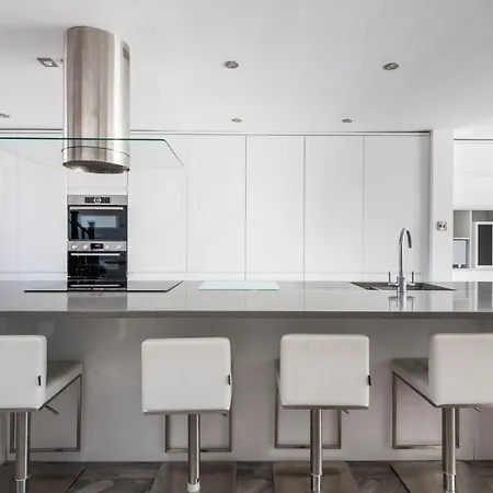 Modern Duplex Apt With 75 Inch Tv I Pass The Keys Йорк Экстерьер фото